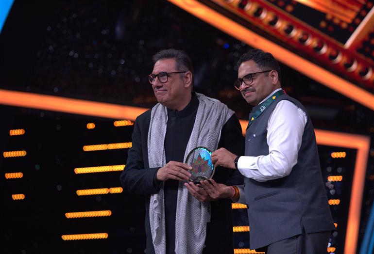 The Secretary, Ministry of Information & Broadcasting, Sh. Sanjay Jaju felicitates Actor Boman Irani during IFFI 2024, in Goa on November 20, 2024.
