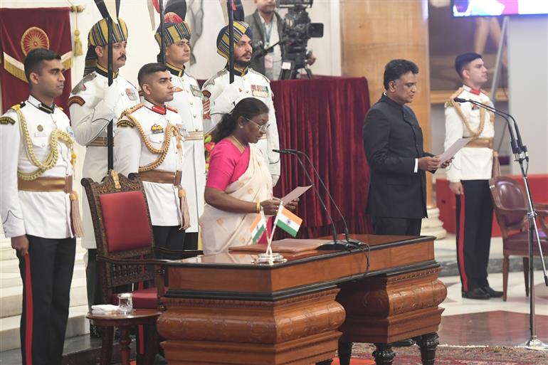 The President of India, Smt. Droupadi Murmu administering the oath of office to Shri K. Sanjay Murthy as the Comptroller and Auditor General of India at a Swearing-in-Ceremony at Rashtrapati Bhavan, in New Delhi on November 21, 2024.