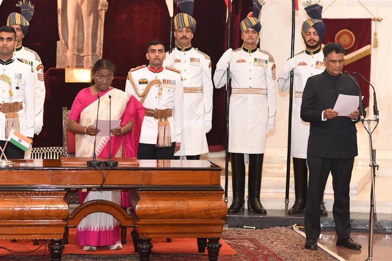 The President of India, Smt. Droupadi Murmu administering the oath of office to Shri K. Sanjay Murthy as the Comptroller and Auditor General of India at a Swearing-in-Ceremony at Rashtrapati Bhavan, in New Delhi on November 21, 2024.