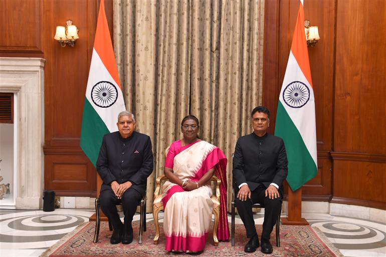 The President of India, Smt. Droupadi Murmu along with the Vice President of India, Shri Jagdeep Dhankhar, the Comptroller and Auditor General of India, Shri K. Sanjay Murthy in a group photograph at a Swearing-in-Ceremony at Rashtrapati Bhavan, in New Delhi on November 21, 2024.