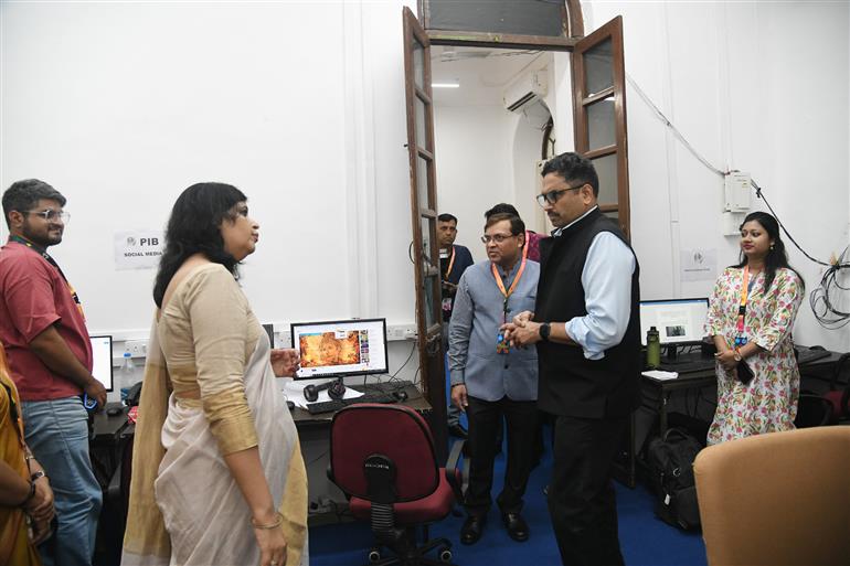 Smt. Smita Vats Sharma, DG West, PIB briefs about arrangements to Shri Sanjay Jaju, Secretary MIB and Pr. DG, PIB, Shri Dhirendra Ojha at PIB Media Centre at 55th IFFI, in Goa on November 21, 2024.