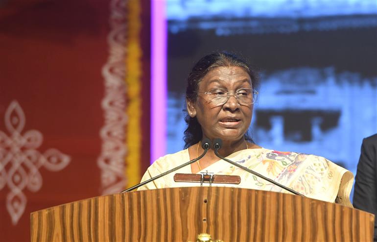 राष्ट्रपति श्रीमती द्रौपदी मुर्मु 22 नवंबर, 2024 को तेलंगाना के हैदराबाद में लोकमंथन-2024 के उद्घाटन सत्र को संबोधित करती हुईं।