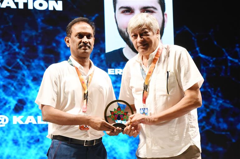 Shri D Ramakrishnan, GM(P&A), NFDC felicitates Shri Nakul Kamte at 55th IFFI, in Goa on November 22, 2024.