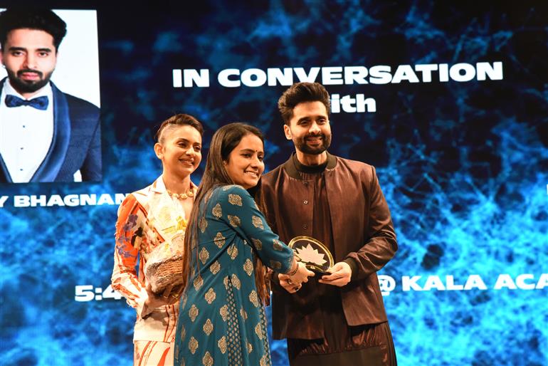 Shri Jacky Bhagnani being felicitated during Masterclass at 55th IFFI, in Goa on November 21, 2024.