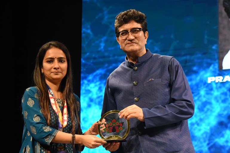 Shri Prasoon Joshi being felicitated during Masterclass at 55th IFFI, in Goa on November 21, 2024.