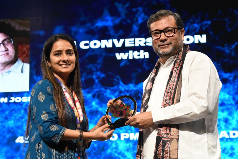 Shri Anant Vijay being felicitated during Masterclass at 55th IFFI, in Goa on November 21, 2024.
