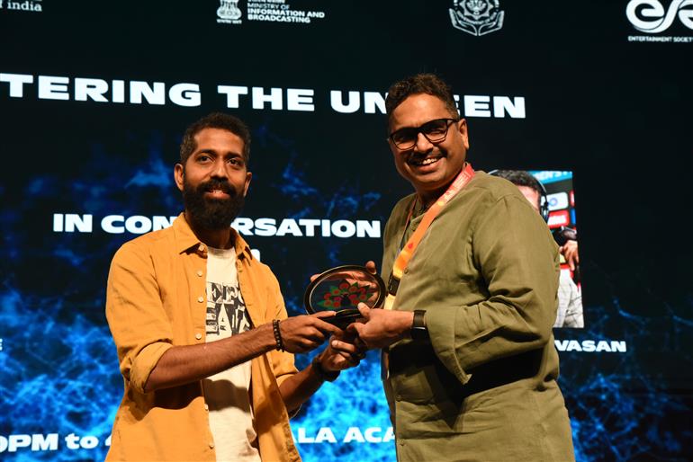 Shri Sanjay Jaju, Secretary, MIB felicitates Shri Sudhir Srinivasan at 55th IFFI, in Goa on November 21, 2024.