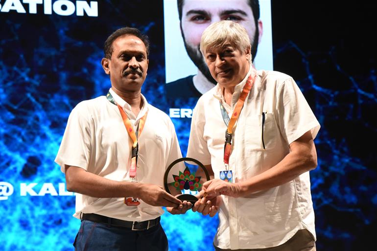Shri D Ramakrishnan, GM (P&A), NFDC felicitates Shri Nakul Kamte at 55th IFFI, in Goa on November 22, 2024.