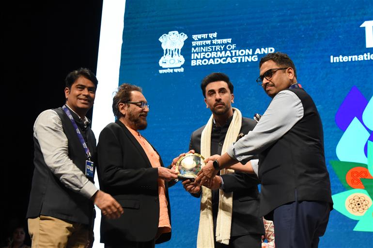 Shri Ranbir Kapoor being felicitated at 55th IFFI by Shri Sanjay Jaju, Secretary, Ministry of Information & Broadcasting flanked by Shri Prithul Kumar- Joint Secretary (Broadcasting-II) and Managing Director - NFDC and Festival Director Shri Shekhar Kapur, in Goa on November 24, 2024. 