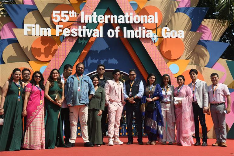 Shri Rushikesh Gupte (Director), Shri Jeet Wagh, Shri Shehzad Sippy, Shri Yegnesh Shetty, Shri Sagoon Wagh & Smt. Sridevi Shetty Wagh (Producers), Shri Ramesh Sippy, Shri Siddharth Jadhav, Shri Prajakta Datar, Shri Shravan Shetty (Actors) from the movie ‘Hazzaar Vela Sholay Pehelila Manu’ accompanied by Shri Sanjay Jaju, Secretary, Ministry of Information and Broadcasting attended the Red Carpet at 55th IFFI, in Goa on November 24, 2024.