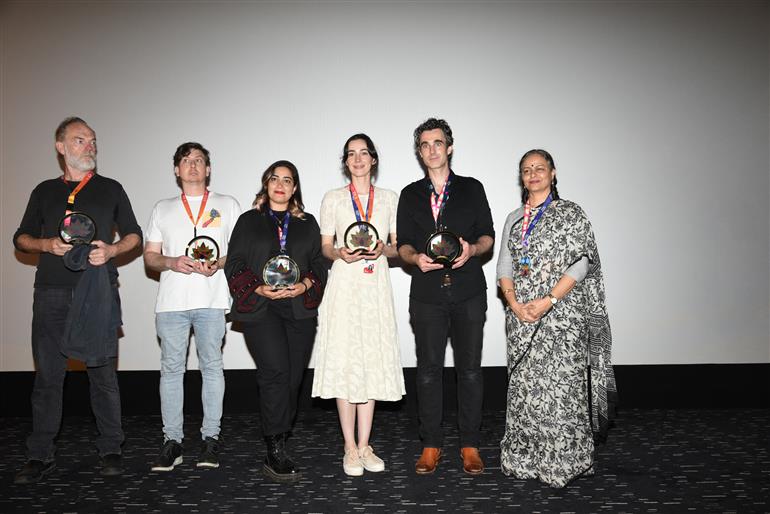  Hugo Weaving (Lead Actor), Mark Leonard Winter (Director), Mah Veen Shahraki (Poducer), Geraldine Hakewill (Poducer) and Elizabeth Denley (Delegation) from the movie ‘The Rooster’ were accompanied by Ms. Neerja Sekhar, Special Secretary, MIB at the Red Carpet at 55th IFFI, in Goa on November 24, 2024.