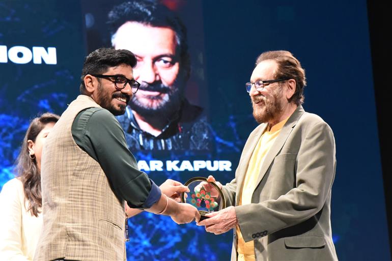 Shri Shekhar Kapur being felicitated during panel discussion on ‘Will Artificial Intelligence Alter Filmmaking Forever’ at 55th IFFI, in Goa on November 25, 2024. 