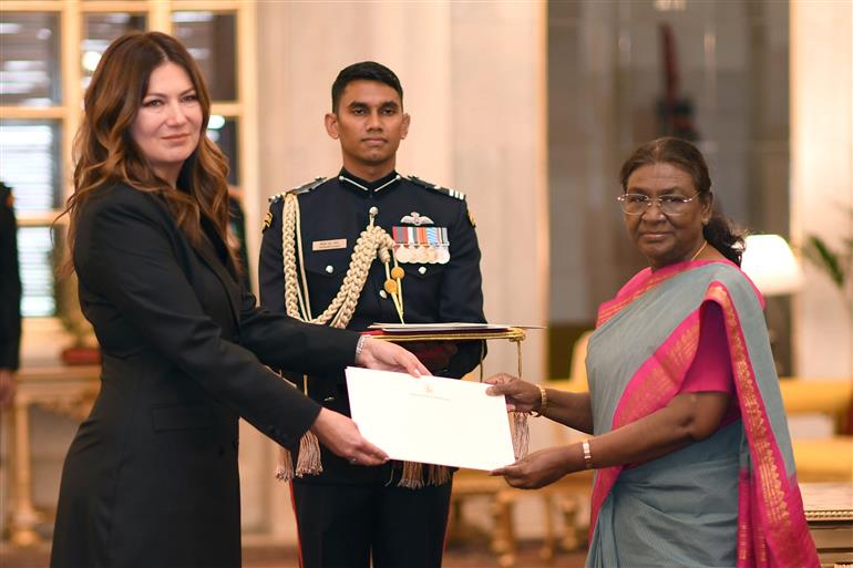 राष्ट्रपति श्रीमती द्रौपदी मुर्मु 25 नवंबर, 2024 को नई दिल्ली स्थित राष्ट्रपति भवन में एक समारोह में रोमानिया की राजदूत सुश्री सेना लतीफ से परिचय पत्र स्वीकार करती हुईं।