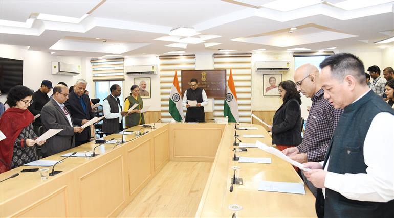 सूचना एवं प्रसारण मंत्रालय के सचिव संजय जाजू 26 नवंबर, 2024 को नई दिल्ली में "75वें संविधान दिवस" ​​समारोह के अवसर पर मंत्रालय के सभी अधिकारियों और कर्मचारियों के समक्ष भारत के संविधान की प्रस्तावना पढ़ते हुए।