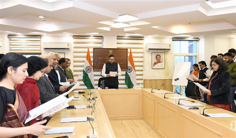 सूचना एवं प्रसारण मंत्रालय के सचिव संजय जाजू 26 नवंबर, 2024 को नई दिल्ली में "75वें संविधान दिवस" ​​समारोह के अवसर पर मंत्रालय के सभी अधिकारियों और कर्मचारियों के समक्ष भारत के संविधान की प्रस्तावना पढ़ते हुए।