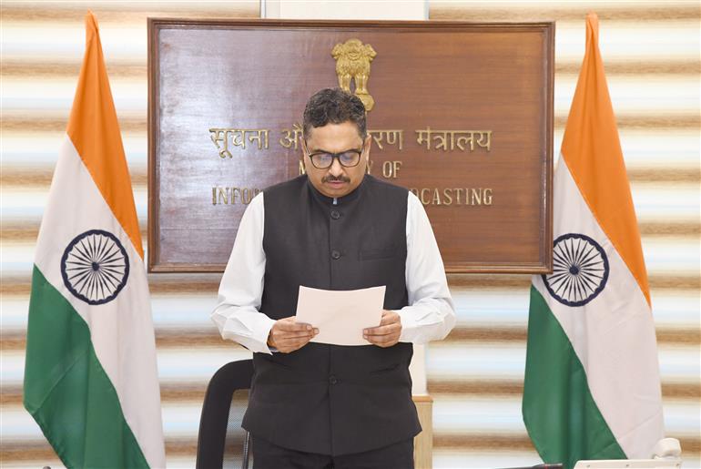 सूचना एवं प्रसारण मंत्रालय के सचिव संजय जाजू 26 नवंबर, 2024 को नई दिल्ली में "75वें संविधान दिवस" ​​समारोह के अवसर पर मंत्रालय के सभी अधिकारियों और कर्मचारियों के समक्ष भारत के संविधान की प्रस्तावना पढ़ते हुए।