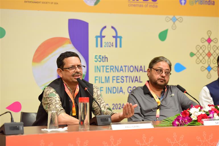 Shri Satish Pande (Director) and Shri Anuj Dayal (Producer) from the movie ‘Pillars of Progress: The Epic Story of Delhi Metro’ during Press Conference at 55th IFFI, in Goa on November 26, 2024.