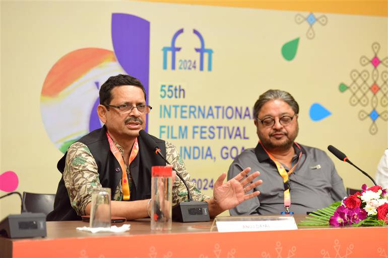Shri Satish Pande (Director) and Shri Anuj Dayal (Producer) from the movie ‘Pillars of Progress: The Epic Story of Delhi Metro’ during Press Conference at 55th IFFI, in Goa on November 26, 2024.