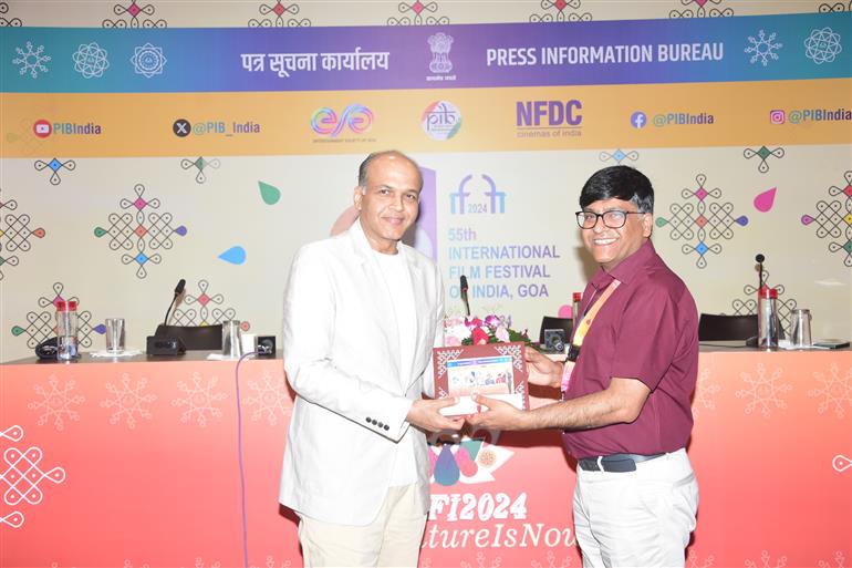Ashutosh Gowarikar Chairperson, International Competition Jury being felicitated during Press Conference at 55th IFFI, in Goa on November 27, 2024. 