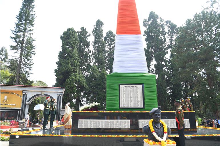 The President of India, Smt. Droupadi Murmu laid a wreath at the War Memorial at the Defence Services Staff College, Wellington, in Tamil Nadu on November 28, 2024.
