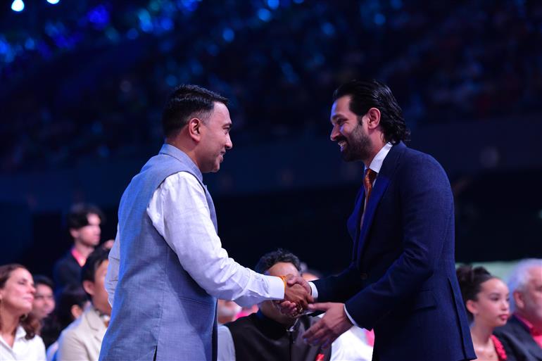 Actor Vikrant Massey with the Chief Minister of Goa, Dr. Pramod Sawant at 55th IFFI Closing Ceremony, in Goa on November 28, 2024. 