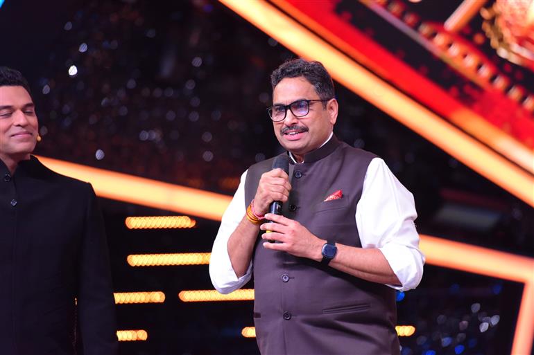 The Secretary, Ministry of Information & Broadcasting, Shri Sanjay Jaju announces Shri Navjyot Bandiwadekar, director of Gharat Ganpati as the best debut director of Indian Feature Film at 55th IFFI, in Goa on November 28, 2024.