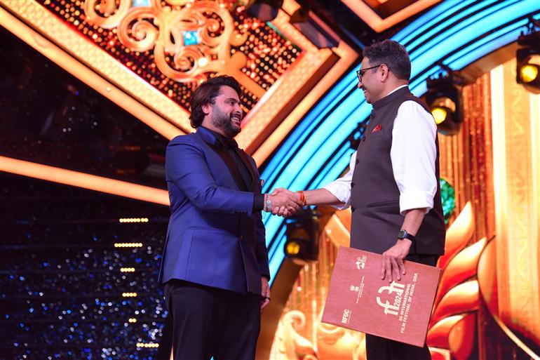 The Secretary, Ministry of Information & Broadcasting, Shri Sanjay Jaju announces Shri Navjyot Bandiwadekar, director of Gharat Ganpati as the best debut director of Indian Feature Film at 55th IFFI, in Goa on November 28, 2024.