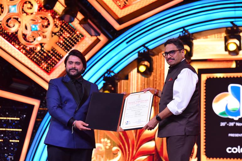 The Secretary, Ministry of Information & Broadcasting, Shri Sanjay Jaju announces Shri Navjyot Bandiwadekar, director of Gharat Ganpati as the best debut director of Indian Feature Film at 55th IFFI, in Goa on November 28, 2024.