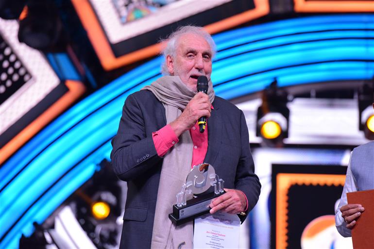 Australian Filmmaker Phillip Noyce Honoured with the Satyajit Ray Lifetime Achievement Award at 55th IFFI Closing Ceremony, in Goa on November 28, 2024.