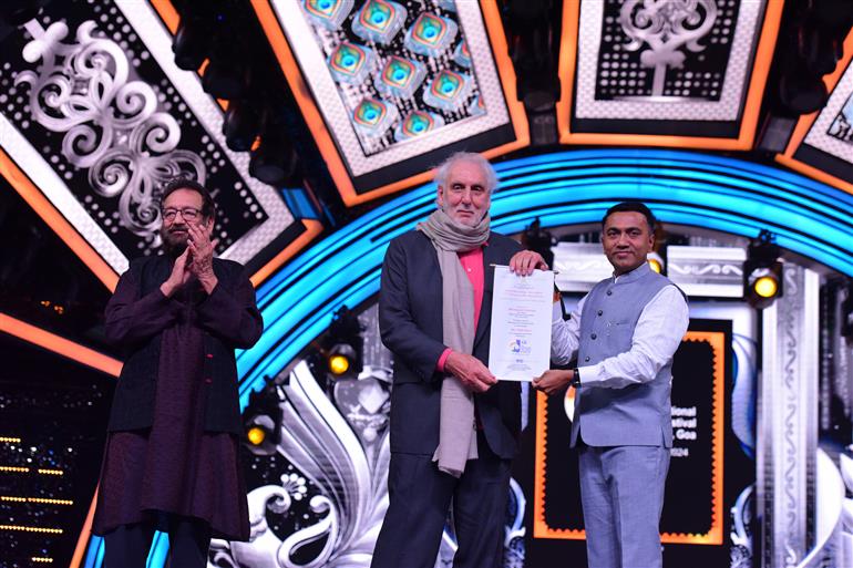 Australian Filmmaker Phillip Noyce Honoured with the Satyajit Ray Lifetime Achievement Award at 55th IFFI Closing Ceremony, in Goa on November 28, 2024.