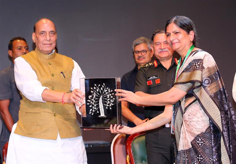 केंद्रीय रक्षा मंत्री श्री राजनाथ सिंह ने 01 अक्टूबर, 2024 को नई दिल्ली के भारत मंडपम में रक्षा लेखा विभाग (डीएडी) के 277वें वार्षिक दिवस समारोह में शिरकत की।