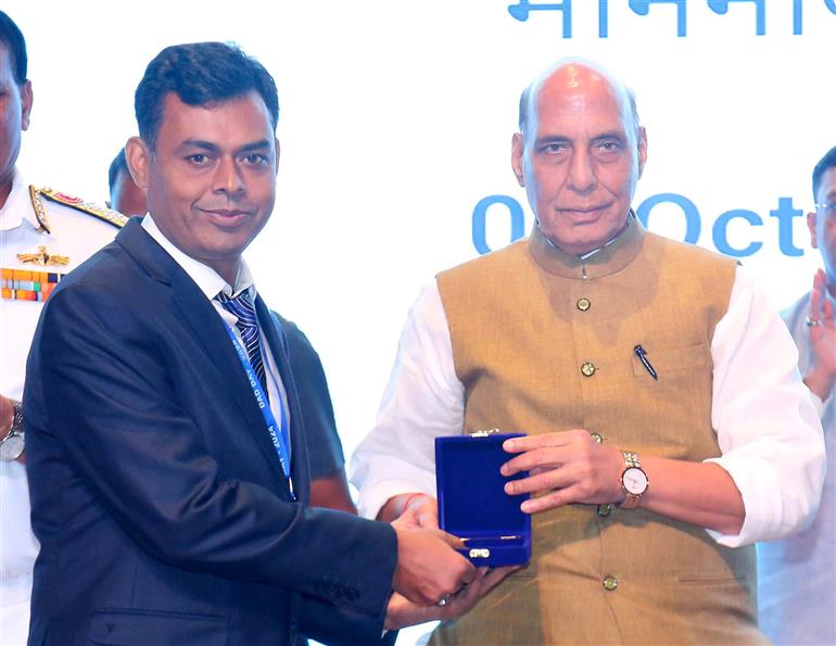 केंद्रीय रक्षा मंत्री श्री राजनाथ सिंह ने 01 अक्टूबर, 2024 को नई दिल्ली के भारत मंडपम में रक्षा लेखा विभाग (डीएडी) के 277वें वार्षिक दिवस समारोह में शिरकत की।