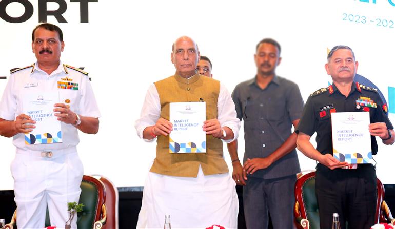 केंद्रीय रक्षा मंत्री श्री राजनाथ सिंह ने 01 अक्टूबर, 2024 को नई दिल्ली के भारत मंडपम में रक्षा लेखा विभाग (डीएडी) के 277वें वार्षिक दिवस समारोह में शिरकत की।