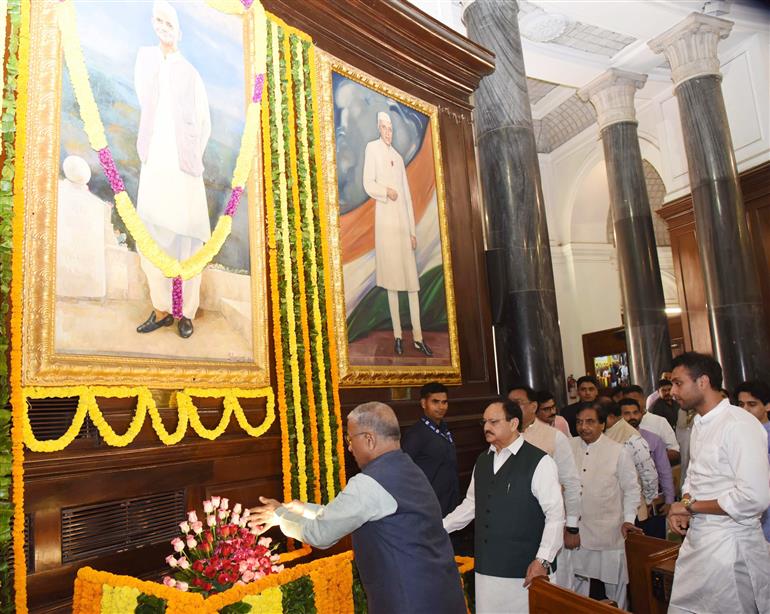 The Deputy Chairman of Rajya Sabha, Shri Harivansh paying floral tributes to Shri Lal Bahadur Shastri on his birth anniversary at Parliament House, in New Delhi on October 02, 2024.