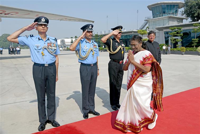 राष्ट्रपति श्रीमती द्रौपदी मुर्मु 13 अक्टूबर, 2024 को नई दिल्ली के एएफएस पालम हवाई अड्डे से अल्जीयर्स (अल्जीरिया) के लिए रवाना होती हुईं।