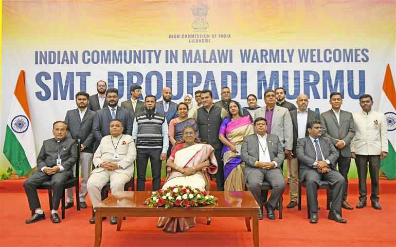 राष्ट्रपति श्रीमती द्रौपदी मुर्मु 17 अक्टूबर, 2024 को मलावी के लिलोंग्वे में भारतीय समुदाय के साथ एक ग्रुप फोटो में।
