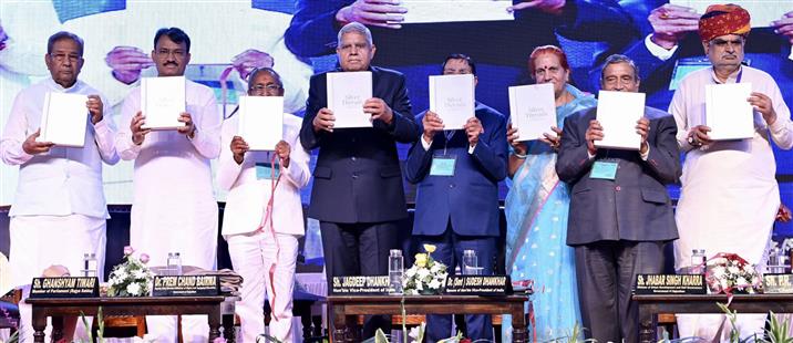 उपराष्ट्रपति श्री जगदीप धनखड़ और डॉ. सुदेश धनखड़ 19 अक्टूबर, 2024 को राजस्थान के सीकर में सोभासरिया ग्रुप ऑफ इंस्टीट्यूशंस के रजत जयंती समारोह में शामिल हुए।
