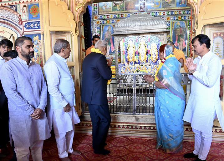 उपराष्ट्रपति श्री जगदीप धनखड़ और डॉ. सुदेश धनखड़ 19 अक्टूबर, 2024 को राजस्थान के सीकर में श्री जानकी नाथ बड़ा मंदिर में पूजा-अर्चना करते हुए।
