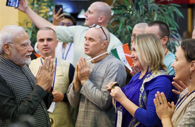 प्रधानमंत्री श्री नरेन्द्र मोदी का 22 अक्टूबर, 2024 को रूस के कज़ान में भारतीय समुदाय ने उत्साहपूर्वक स्वागत किया।:Prime Minister