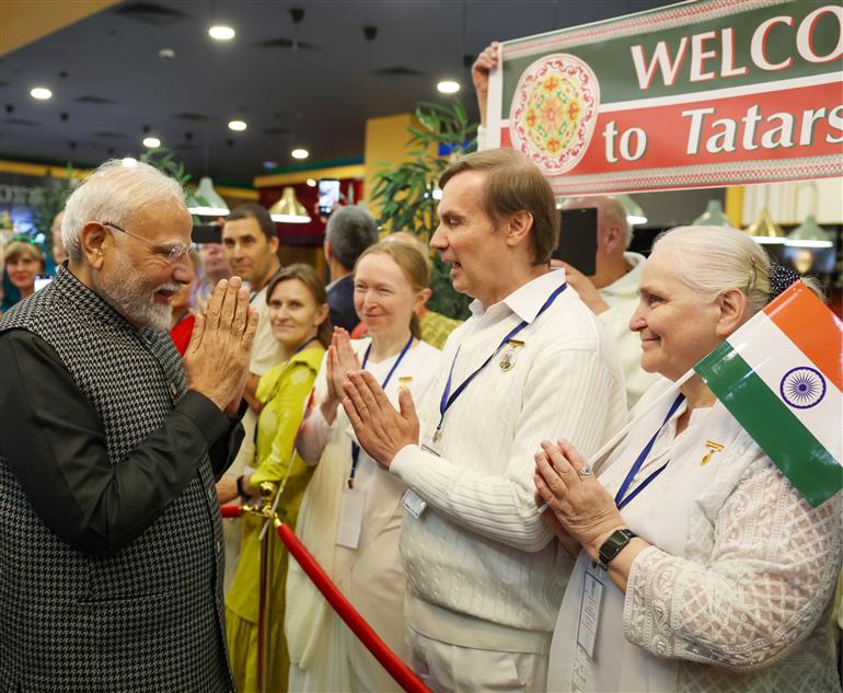 प्रधानमंत्री श्री नरेन्द्र मोदी का 22 अक्टूबर, 2024 को रूस के कज़ान में भारतीय समुदाय ने उत्साहपूर्वक स्वागत किया।
:Prime Minister