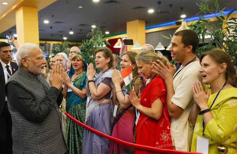 प्रधानमंत्री श्री नरेन्द्र मोदी का 22 अक्टूबर, 2024 को रूस के कज़ान में भारतीय समुदाय ने उत्साहपूर्वक स्वागत किया।
:Prime Minister