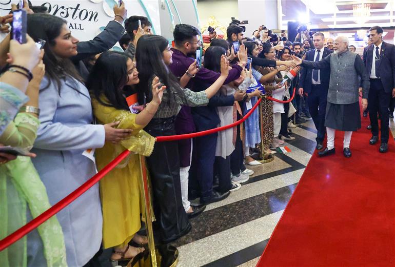 प्रधानमंत्री श्री नरेन्द्र मोदी का 22 अक्टूबर, 2024 को रूस के कज़ान में भारतीय समुदाय ने उत्साहपूर्वक स्वागत किया।
:Prime Minister