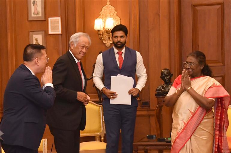 The Defence Minister of Singapore, Dr Ng Eng Hen called on the President of India, Smt Droupadi Murmu at Rashtrapati Bhavan, in New Delhi on October 22, 2024.