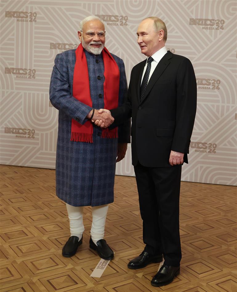 रूसी संघ के राष्ट्रपति श्री व्लादिमीर पुतिन 22 अक्टूबर, 2024 को रूस के कज़ान में ब्रिक्स नेताओं के लिए आयोजित रात्रिभोज में प्रधानमंत्री श्री नरेन्द्र मोदी का स्वागत करते हुए।:Prime Minister