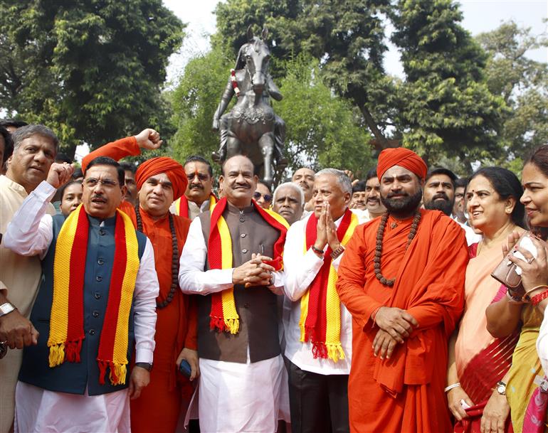 The Speaker, Lok Sabha, Shri Om Birla in a group photograph with the Union Minister for Consumer Affairs, Food and Public Distribution & New and Renewable Energy, Shri Pralhad Joshi and other dignitaries on the Birth Anniversary of Kittur Rani Chennamma at Prerna Sthal, Parliament House Complex, in New Delhi on October 23, 2024.