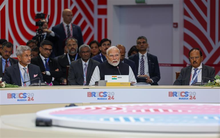 प्रधानमंत्री श्री नरेन्द्र मोदी  23 अक्टूबर, 2024 को रूस के कज़ान में आयोजित 16वें ब्रिक्स शिखर सम्मेलन के पूर्ण सत्र में अपना वक्तव्य देते हुए।:Prime Minister