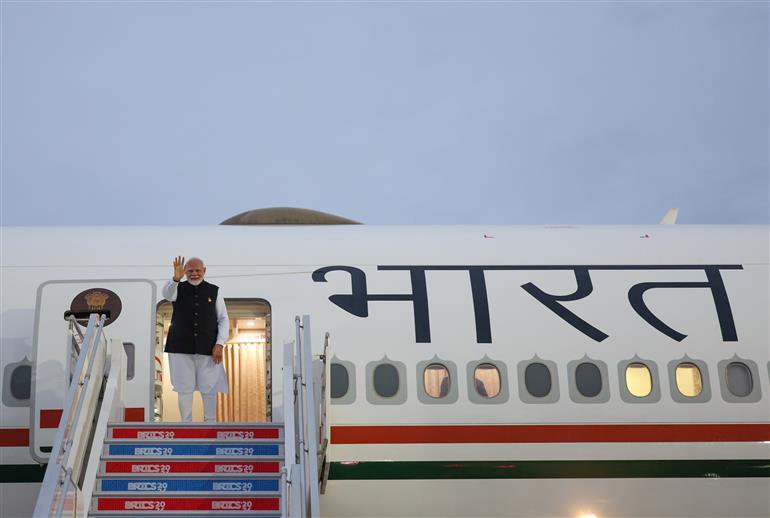 प्रधानमंत्री श्री नरेन्द्र मोदी 23 अक्टूबर, 2024 को रूस के कज़ान से नई दिल्ली के लिए प्रस्थान करते हुए।
:Prime Minister