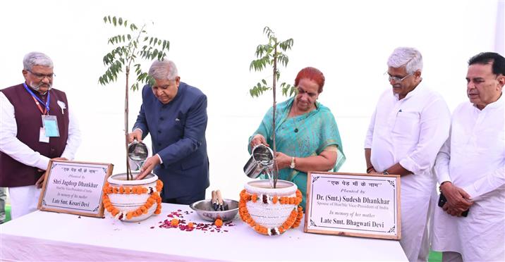 उपराष्ट्रपति श्री जगदीप धनखड़ और डॉ. सुदेश धनखड़ 26 अक्टूबर, 2024 को राजस्थान में भारतीय प्रौद्योगिकी संस्थान जोधपुर के परिसर में पौधारोपण करते हुए।