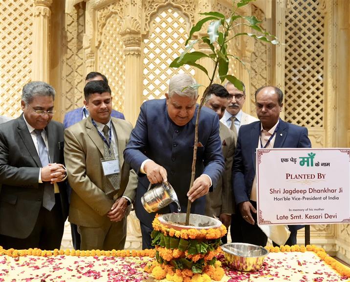 उपराष्ट्रपति श्री जगदीप धनखड़  और डॉ. सुदेश धनखड़ 27 अक्टूबर, 2024 को राजस्थान के जयपुर स्थित राजस्थान इंटरनेशनल सेंटर के परिसर में पौधारोपण करते हुए।
