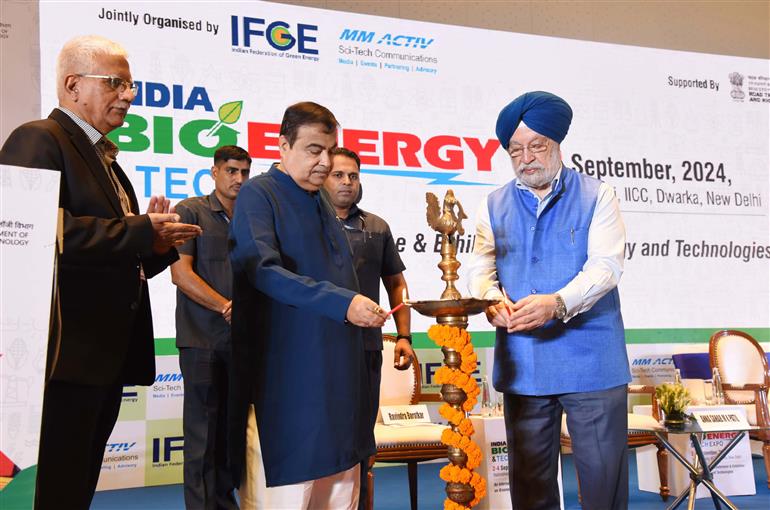 The Union Minister for Petroleum and Natural Gas, Shri Hardeep Singh Puri along with the Union Minister of Road Transport and Highways, Shri Nitin Gadkari lighting the lamp at the India Bio-Energy & Tech Expo 2024 (IBETE) event at Yashobhoomi, in New Delhi on September 02, 2024.